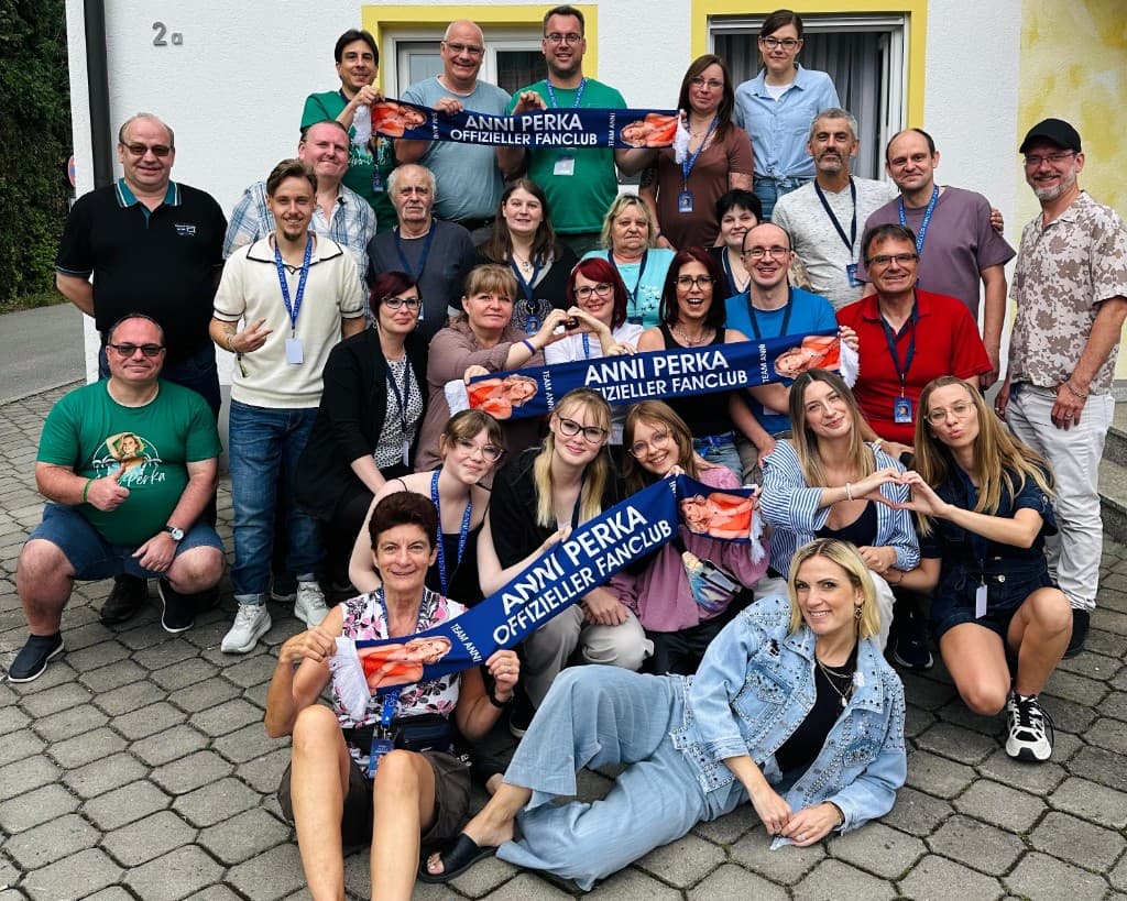 Anni Perka mit Fans des offiziellen Fanclubs